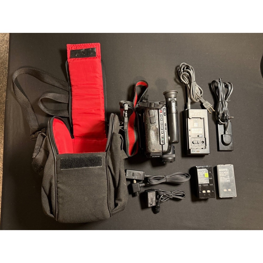 Sony CCD-TR5 Video8 Handycam Camcorder Bundle Powers On w/ Charger Batteries Cas